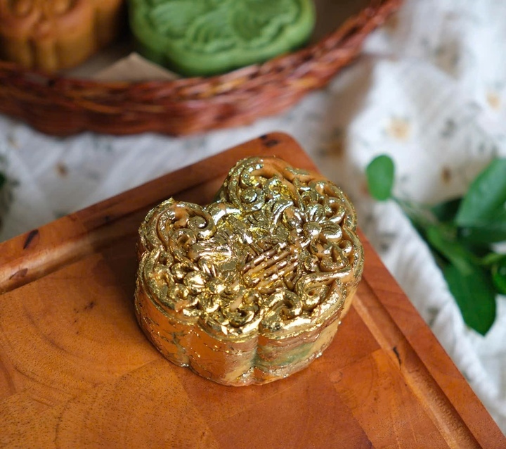 Bánh trung thu dát vàng 24K giá tiền triệu hút khách