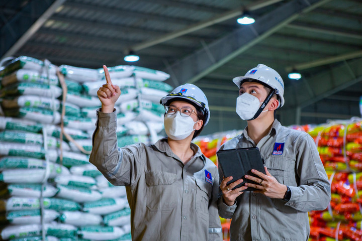 Kiểm tra kho hàng của Nhà máy NPK Phú Mỹ.