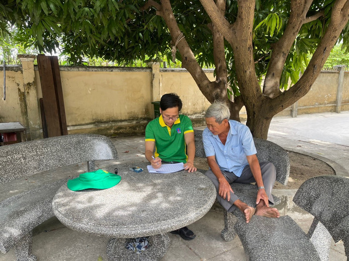 Kỹ sư Nhà máy Lắng nghe ý kiến góp ý của bà con nông dân.