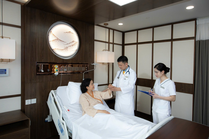 Người cao tuổi cần được chăm sóc toàn diện về sức khỏe thể chất và tinh thần. (Ảnh: Ánh Dương)