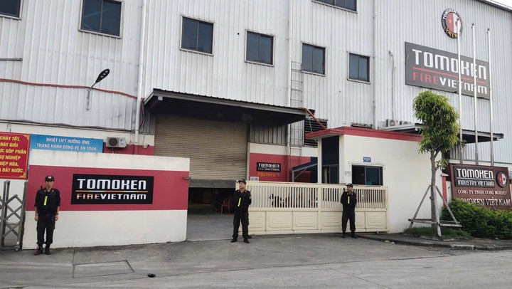 Cơ quan CSĐT Công an tỉnh Phú Thọ khám xét nhà xưởng và kho hàng của Công ty TNHH PCCC Tomoken Việt Nam tại địa chỉ lô CN03, Cụm công nghiệp Cẩm Thịnh, phường Cửa Ông, tỉnh Quảng Ninh.