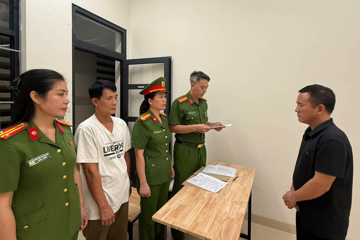 Cơ quan chức năng tống đạt quyết định khởi tố bị can.