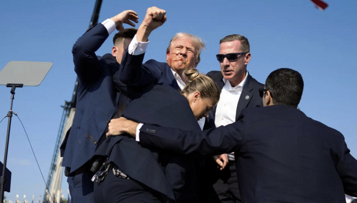 Bức ảnh ông Trump giơ nắm đấm sau khi bị ám sát hụt. (Ảnh: New York Times)