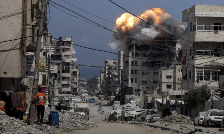 Một tòa nhà ở dải Gaza bị trúng đòn không kích của Israel vào hồi tháng 7. (Ảnh: Reuters)