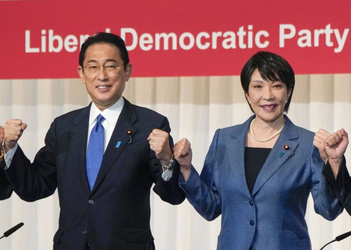 Thủ tướng Fumio Kishida và bà Sanae Takaichi. (Ảnh: Bloomberg)