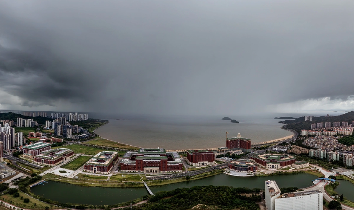 Mưa do bão Tapah gây ra, quét qua Đường Gia Loan ở Chu Hải, tỉnh Quảng Đông, miền Nam Trung Quốc ngày 7/9. (Ảnh: IC)