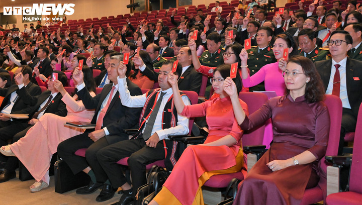 Các đại biểu Đại hội biểu quyết thống nhất thông qua Nghị quyết Đại hội với 33 chỉ tiêu chủ yếu trong nhiệm kỳ 2025-2030 trên các lĩnh vực.