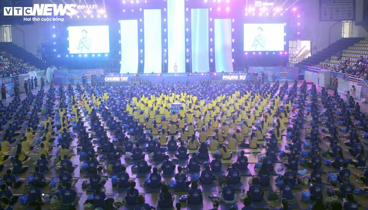 Ngày 4/10, tại Cung Thể thao Quần Ngựa, Hà Nội, 700 mẹ bầu cùng tham gia đồng diễn yoga trong khuôn khổ Festival Mẹ bầu và Em bé.