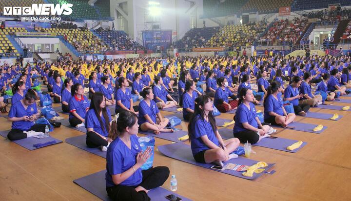 Bà Đỗ Thị Duyến, đại diện đơn vị tổ chức cho hay: "Hoạt động đồng diễn yoga được tổ chức trong 6 năm qua dành cho các mẹ bầu tại Hà Nội. Thông qua hoạt động này, chúng tôi muốn tạo một sân chơi kết nối các mẹ bầu, kết nối các gia đình với nhau. Ngoài ra, còn là dịp chúng tôi tri ân sự tin yêu ủng hộ của các mẹ bầu và các ba mẹ bỉm sữa đã ủng hộ chúng tôi trong suốt 10 năm qua”.