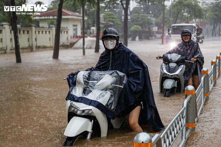 Nhiều tuyến đường ở Hà Nội ngập sâu sau bão số 10.