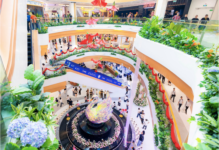 Hành trình thưởng ngoạn 05 khu vườn hoàng gia tại mỗi tầng TTTM.