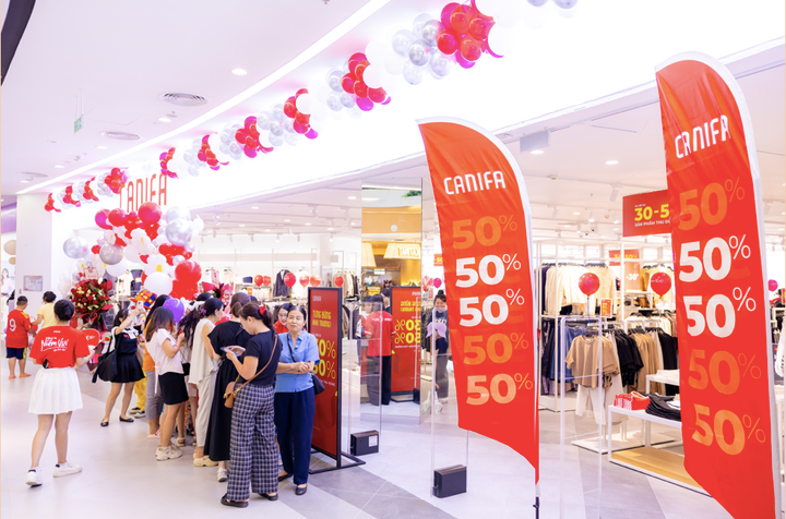 Hầu hết tất cả các gian hàng trong TTTM đều có chương trình khuyến mại hấp dẫn nhân dịp khai trương.
