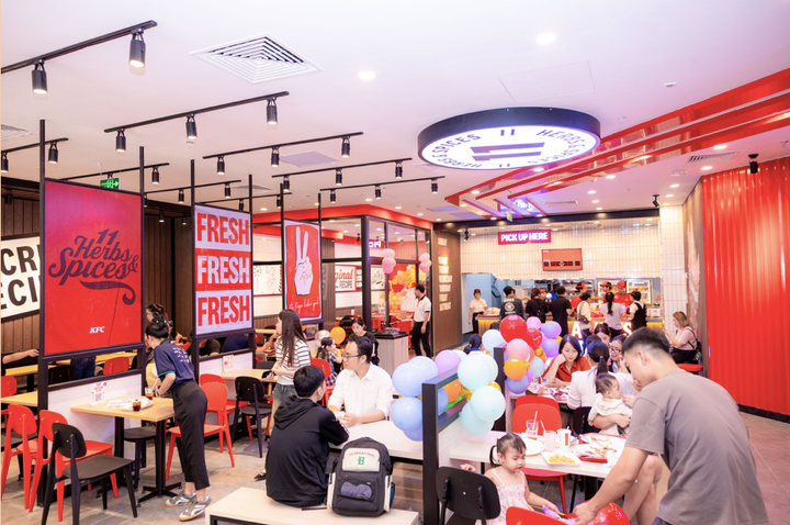 Các gian hàng ẩm thực được bố trí khoa học tại tất cả các tầng của TTTM.