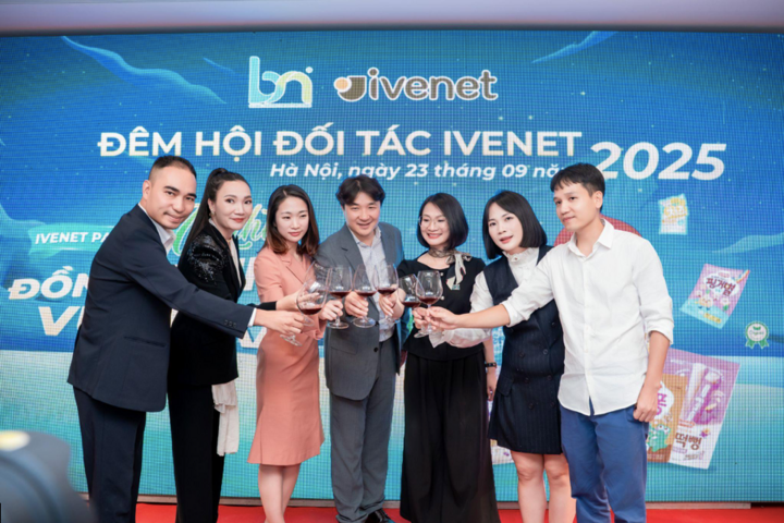 Đại diện Tập đoàn Ivenet (chính giữa) và các đại diện công ty Bắc Nam.