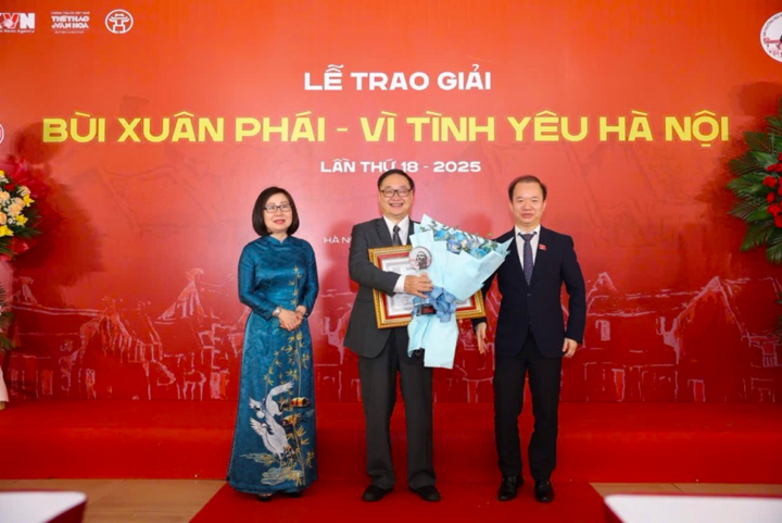 Ông Trần Lê Phương - Chủ tịch HĐQT Công ty Cổ phần Hội chợ Triển lãm Việt Nam - nhận giải.