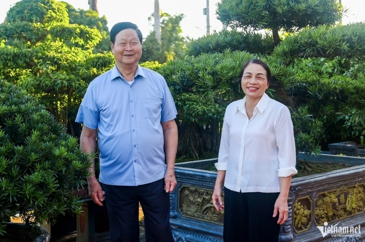 Vợ chồng thầy giáo Khương Văn Hưng.
