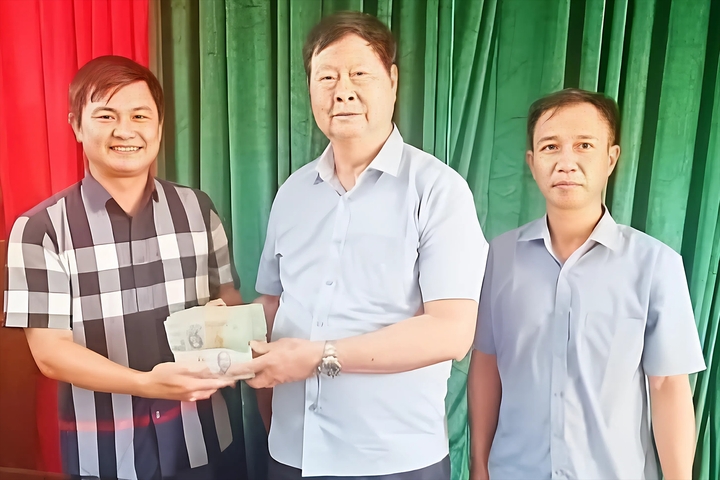 Thầy giáo Hưng (giữa) trao số tiền 1 tỷ đồng ủng hộ người dân cho đại diện chính quyền địa phương.