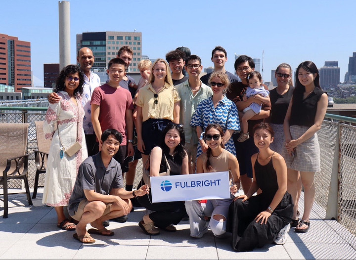 Tung și prietenii săi, care au câștigat burse complete de la Bursa Fulbright a Guvernului SUA, au făcut o fotografie la Cambridge, Massachusetts, în august 2025.
