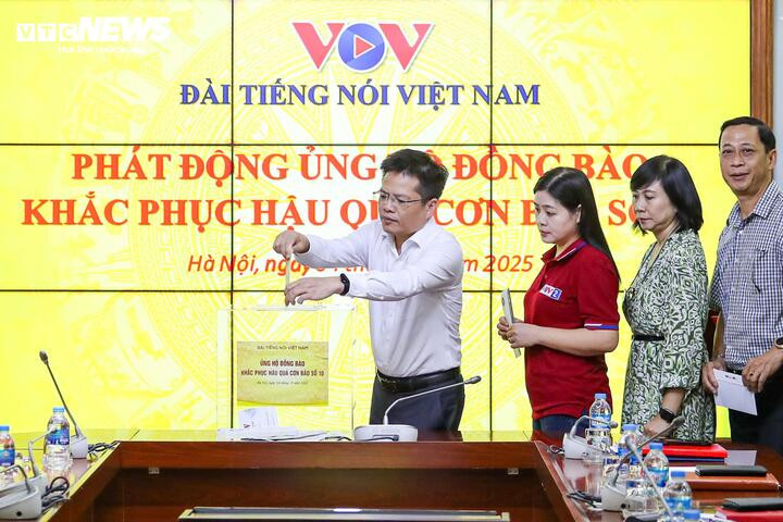 Đài Tiếng nói Việt Nam ủng hộ đồng bào bị thiệt hại do bão số 10 - 10
