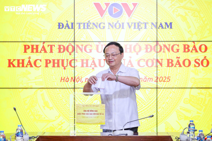 Tổng Giám đốc VOV Đỗ Tiến Sỹ ủng hộ đồng bào bị thiệt hại do cơn bão số 10. (Ảnh: Minh Đức)
