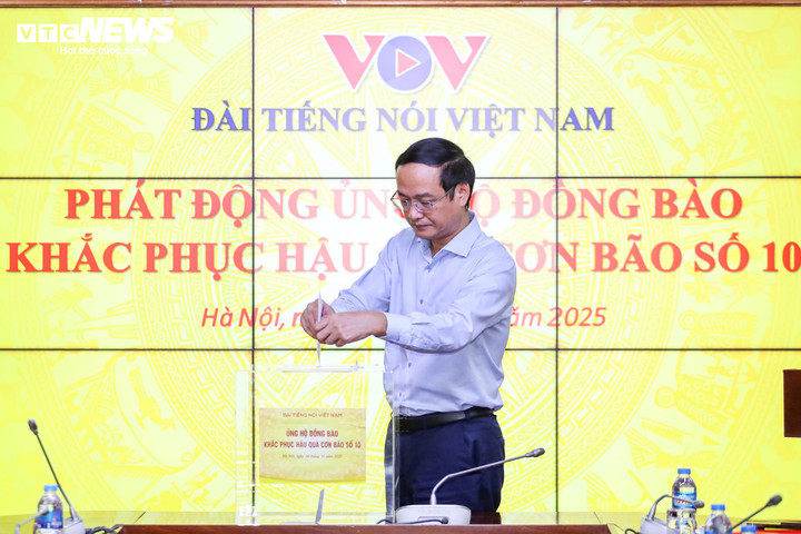 Phó Bí thư chuyên trách Đảng ủy VOV Nguyễn Văn Chí ủng hộ đồng bào bị thiệt hại do cơn bão số 10. (Ảnh: Minh Đức)