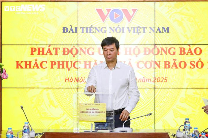Phó Tổng Giám đốc VOV Ngô Minh Hiển ủng hộ đồng bào khắc phục hậu quả cơn bão số 10. (Ảnh: Minh Đức)