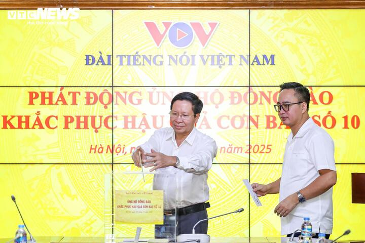 Phó Tổng Giám đốc VOV Vũ Hải Quang ủng hộ đồng bào khắc phục hậu quả cơn bão số 10. (Ảnh: Minh Đức)
