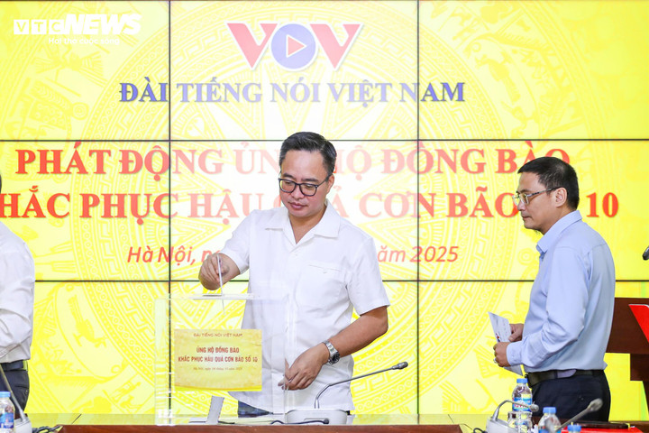 Phó Tổng Giám đốc VOV Phạm Mạnh Hùng ủng hộ đồng bào khắc phục hậu quả cơn bão số 10. (Ảnh: Minh Đức)