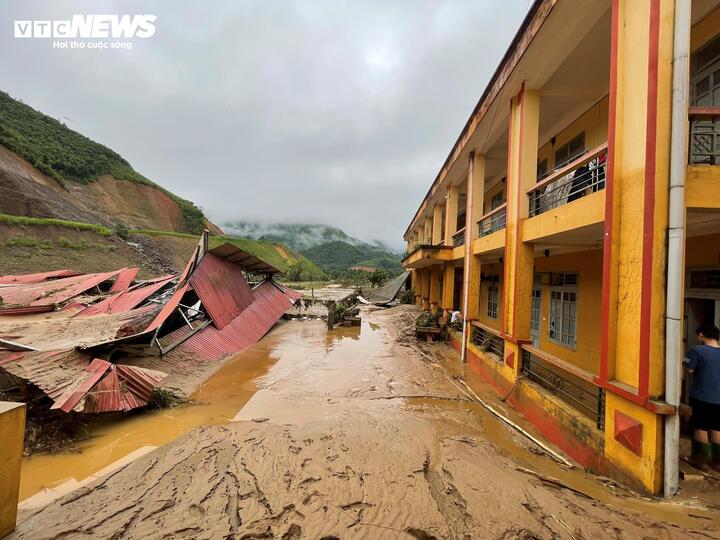 Mo Vang Ethnic Boarding Secondary School stürzte nach Sturm Nr. 10 ein