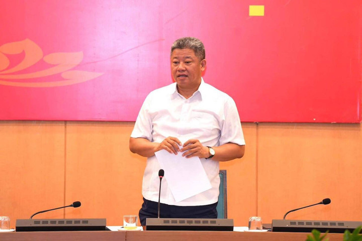 Phó Chủ tịch UBND thành phố Hà Nội Nguyễn Mạnh Quyền phát biểu tại cuộc họp.