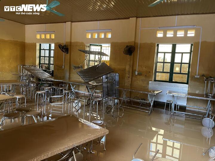 Internat in Lao Cai mit Schlamm überflutet, Schüler brechen beim Anblick der zerrissenen Seiten in Tränen aus - 6