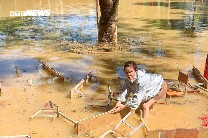 គ្រូបង្រៀនបានទាញយកប្រយោជន៍ពីទឹកជំនន់ដើម្បីសម្អាតតុ និងកៅអីដែលមានភក់។