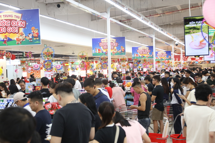 Người Hà Nội tấp nập mua thực phẩm trước khi bão Matmo đổ bộ