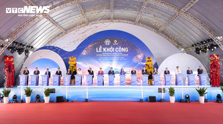 Các đại biểu ấn nút khởi công dự án.