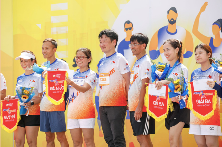 Niềm vui của các vận động viên lên nhận giải thưởng sau khi kết thuc phần thi.