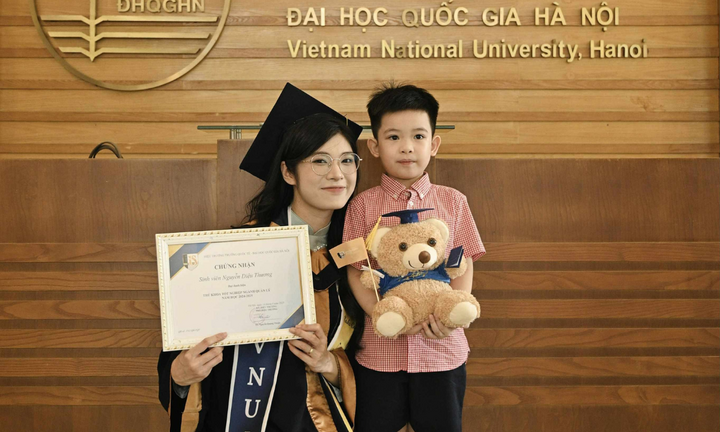 Diệu Thương cùng con trai trong lễ tốt nghiệp (Ảnh: NVCC)