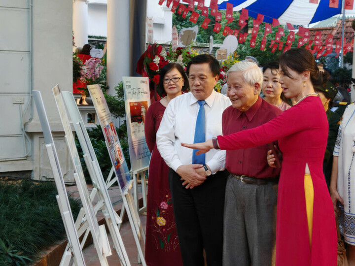 Ông Nguyễn Xuân Thắng, Ủy viên Bộ Chính trị, Giám đốc Học viện Chính trị Quốc gia Hồ Chí Minh; nhà báo lão thành Hà Đăng cùng các đại biểu tham quan triển lãm.