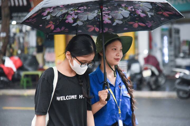 Đề phòng nguy hiểm của bão số 11, nhiều trường đại học cho sinh viên học trực tuyến ngày 6/10
