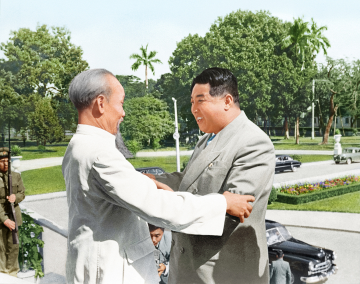 Một năm sau, Chủ tịch Kim Nhật Thành thực hiện chuyến thăm hữu nghị đến Việt Nam từ ngày 27/11 đến 03/12/1958. Chủ tịch Kim Nhật Thành cùng Chủ tịch Hồ Chí Minh tham dự mít tinh trọng thể của nhân dân thủ đô Hà Nội và chứng kiến Lễ ký kết Hiệp định mậu dịch giữa Việt Nam và Triều Tiên.