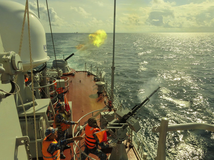 Tàu pháo của Lữ đoàn 167 thực hiện bắn máy bay bay thấp ban ngày.