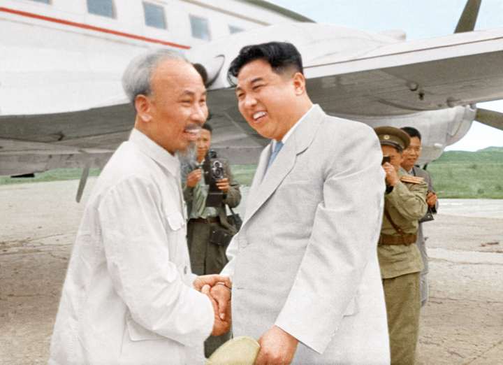 Tháng 7/1957 đánh dấu chuyến thăm lịch sử đầu tiên giữa hai nước khi Chủ tịch Hồ Chí Minh và Đoàn đại biểu Đảng, Chính phủ nước Việt Nam Dân chủ Cộng hòa thực hiện chuyến thăm hữu Cộng hòa Dân chủ Nhân dân Triều Tiên. Lễ đón Chủ tịch Hồ Chí Minh được tổ chức trọng thể tại sân bay quốc tế Sunan, Bình Nhưỡng.