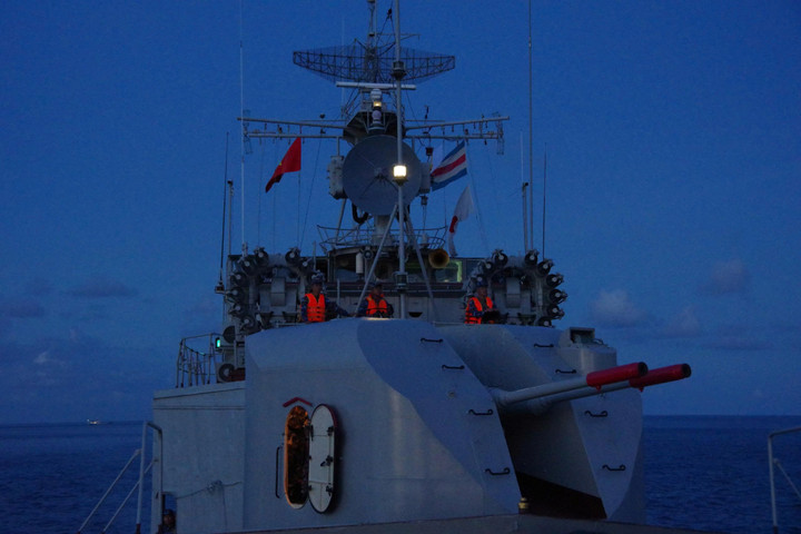 Tàu lữ đoàn 171 vào tuyến bắn mục tiêu di động ban đêm.