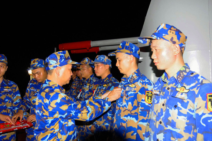 Thượng tá Phạm Văn Sơn, Phó Tư lệnh Vùng trao hoa bắn giỏi cho kịp bắn trên Tàu 13, Lữ đoàn 171.