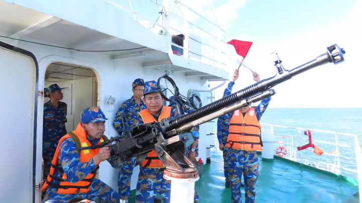 Khẩu đội 12 ly 7 của Tàu Trường Sa 10 thực hiện bài bắn đối không.