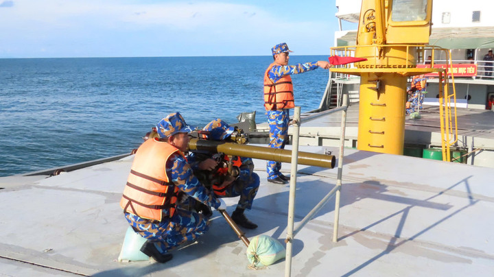 Khẩu đội DKZ Tàu Trường Sa 06 thực hiện bài bắn mục tiêu mặt nước.