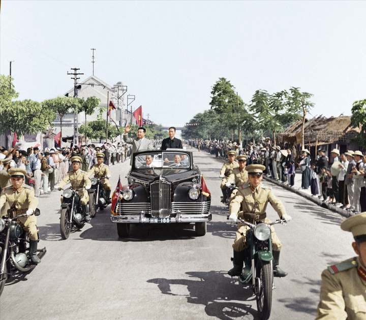 Chủ tịch Hồ Chí Minh tiếp Chủ tịch Kim Nhật Thành tại Phủ Chủ tịch và sau đó cùng đến khu nghỉ Hồ Tây, Nhà máy dệt Nam Định, một trong những cơ sở sản xuất công nghiệp đi đầu ở miền Bắc thời kỳ đó.