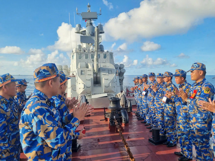 Thủ trưởng Lữ đoàn 167 biểu dương cán bộ, chiến sĩ sau khi hoàn thành nội dung bắn đạn thật.