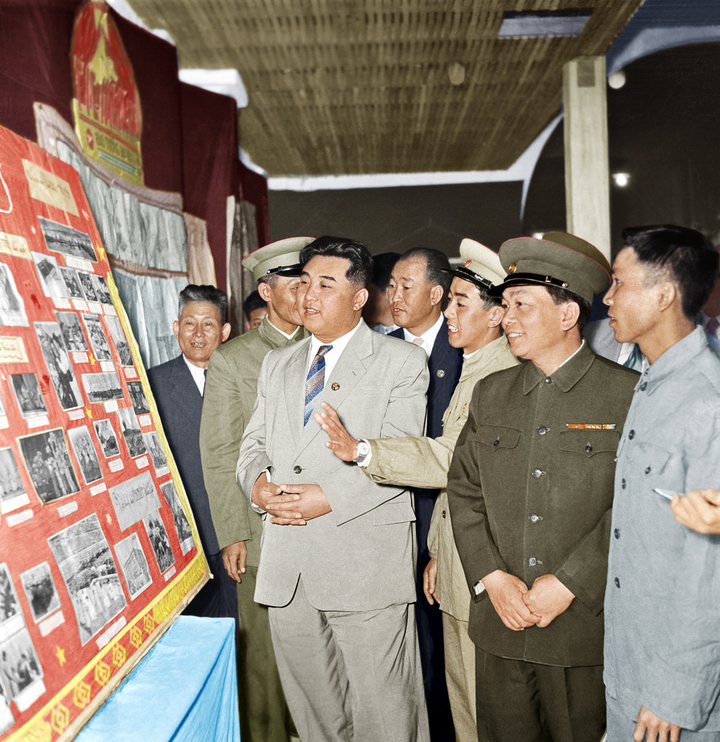 Chủ tịch Kim Nhật Thành còn đến thăm Trường Sĩ quan Lục quân ở Sơn Tây và Bảo tàng Lịch sử Quân sự Việt Nam. Trong hình, nhà lãnh đạo Triều Tiên đang xem sa bàn trận đánh Điện Biên Phủ.