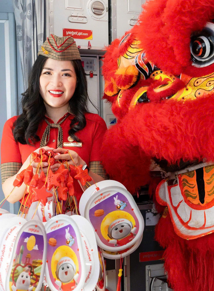 Vietjet mang tiệc Trung thu độc đáo đến với hành khách trên độ cao 10.000 mét - 2