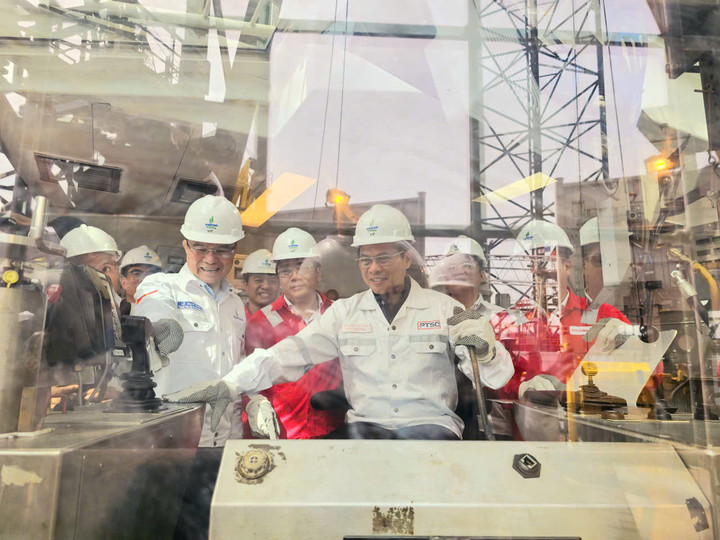 Phó Thủ tướng Bùi Thanh Sơn nghe Chủ tịch HĐTV Petrovietnam Lê Mạnh Hùng giới thiệu về hoạt động của giàn khoan PV DRILLING VIII của Tổng công ty CP Khoan và Dịch vụ Khoan Dầu khí (PV Drilling), đơn vị thành viên của Petrovietnam